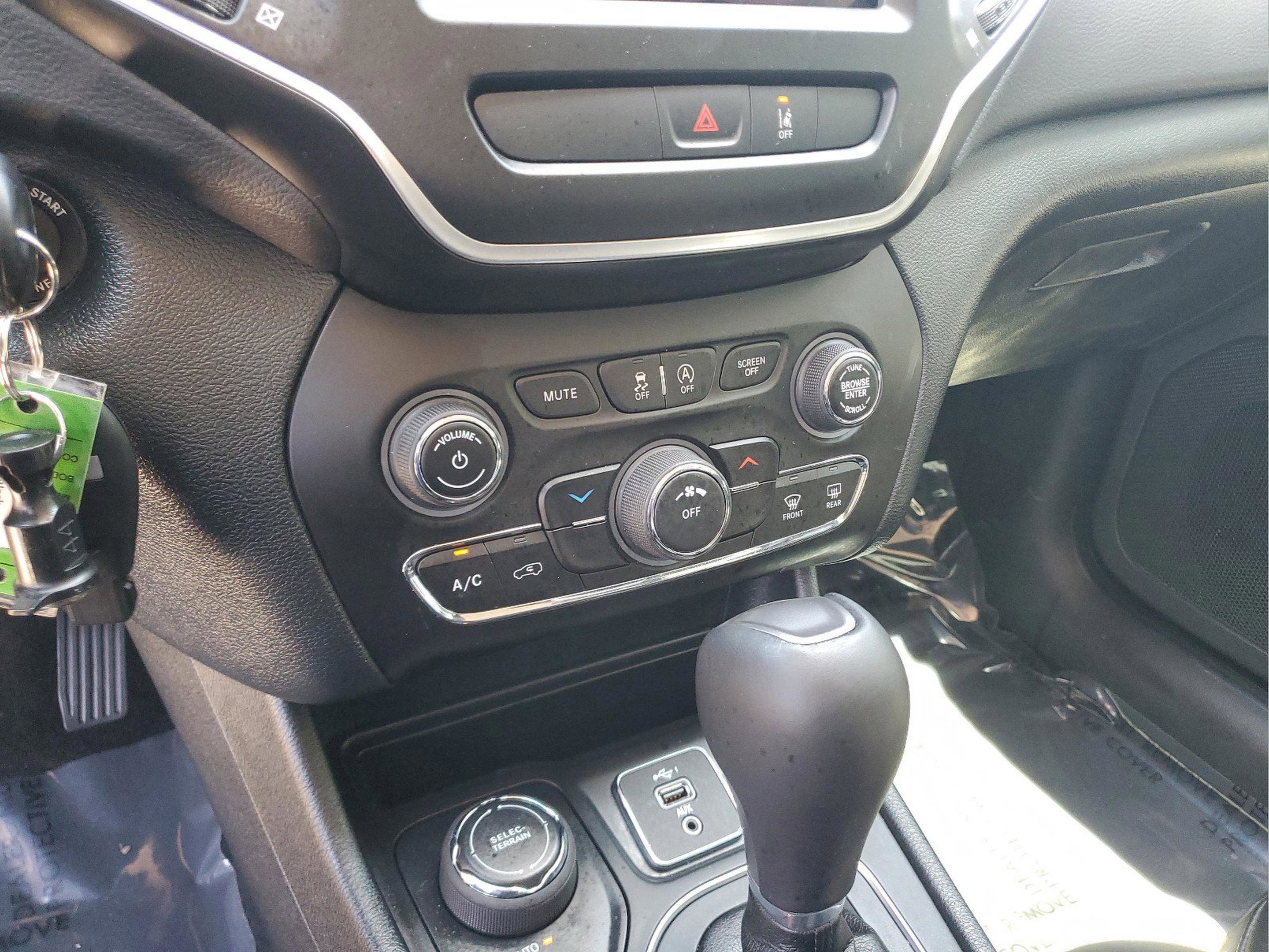 Used 2022 Jeep Cherokee Latitude AWD/4WD image 19