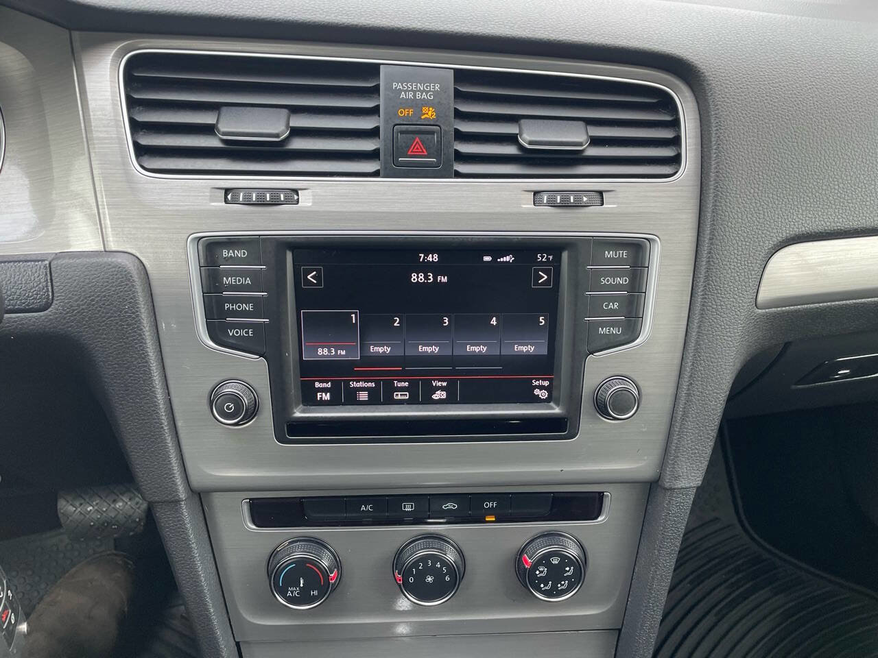 Used 2016 Volkswagen Golf S image 42