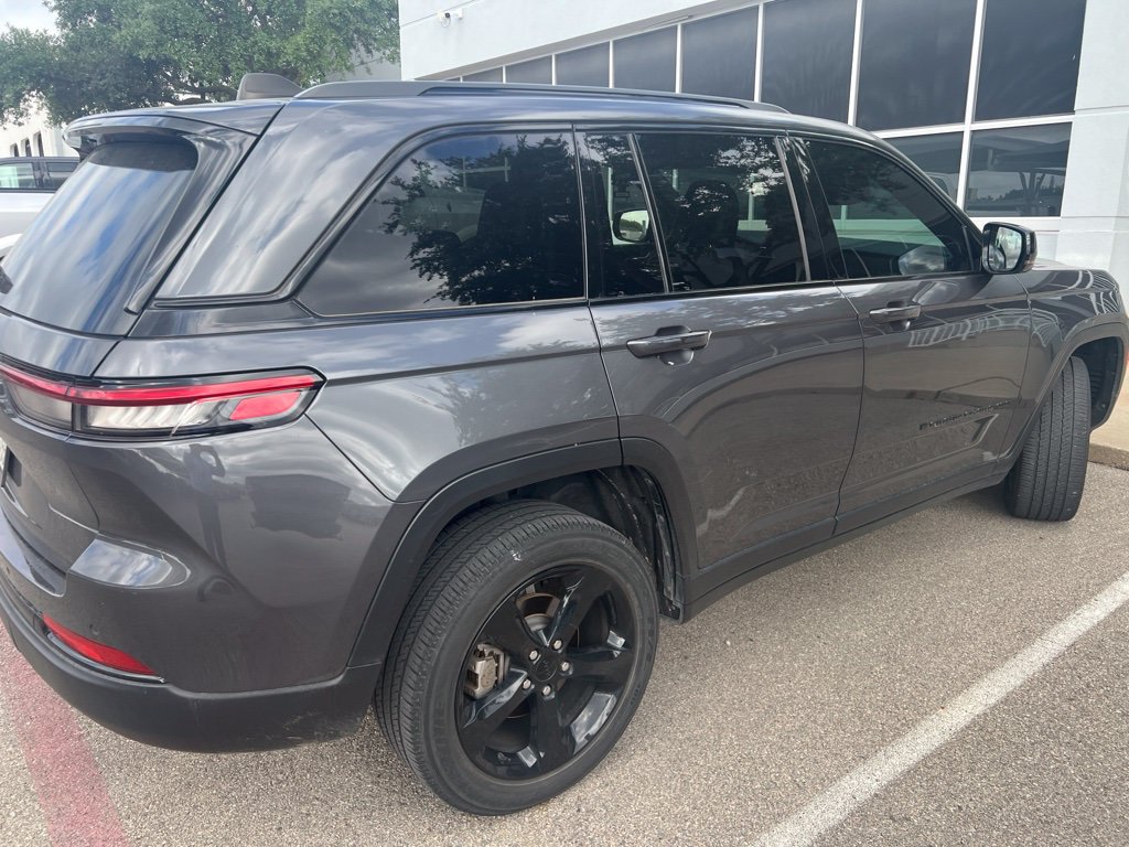 Used 2023 Jeep Grand Cherokee Altitude RWD image 3