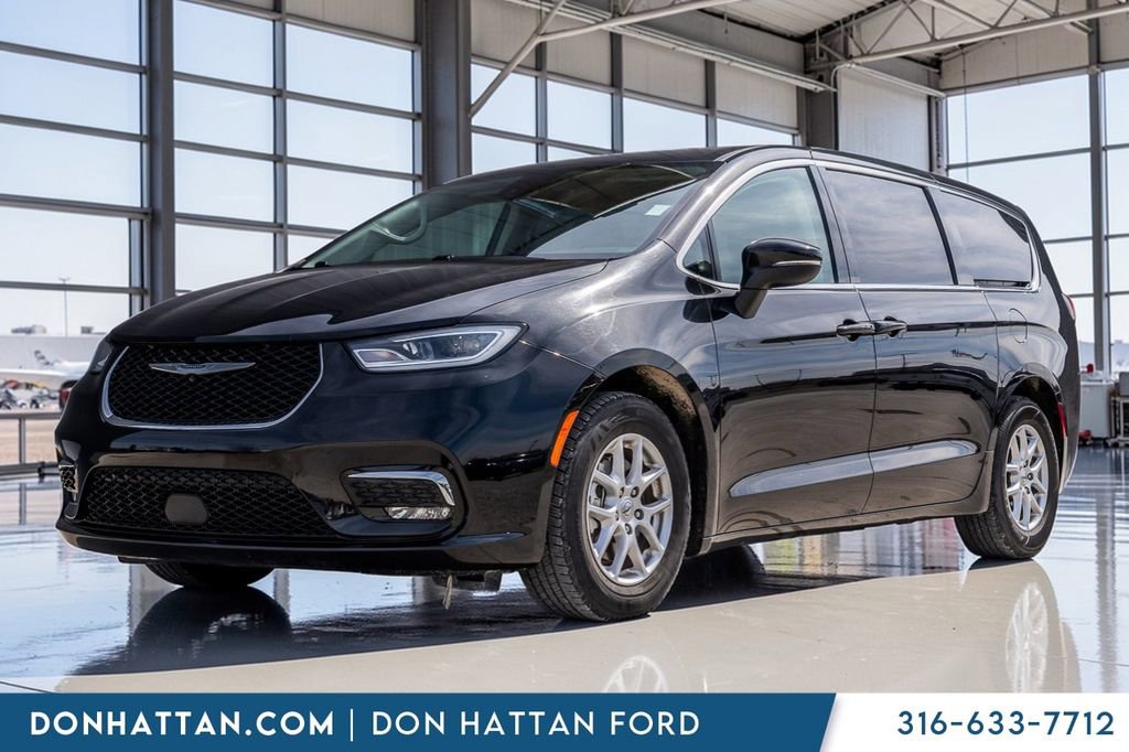 Used 2023 Chrysler Pacifica Touring-L image 1