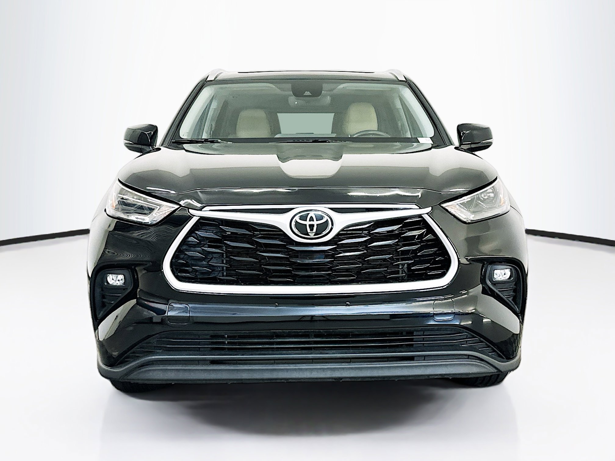 Used 2023 Toyota Highlander XLE image 2