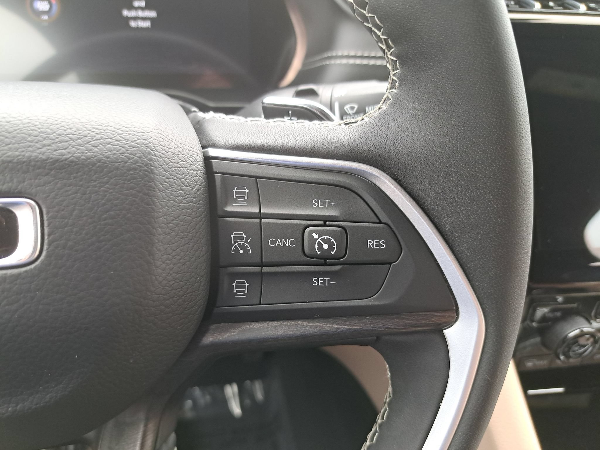 Certified 2025 Jeep Grand Cherokee Limited AWD/4WD image 19