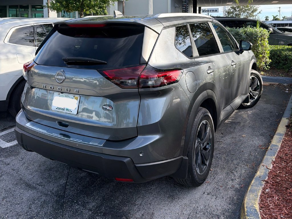 Used 2025 Nissan Rogue SV w/ SV Premium Package FWD image 2