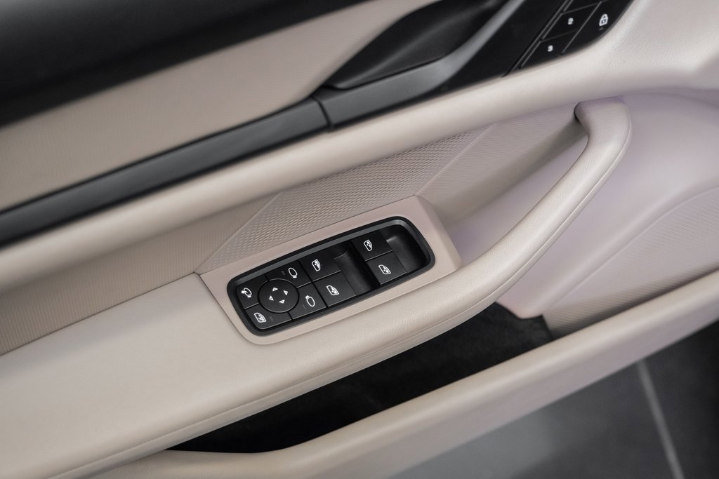 Used 2022 Porsche Taycan 4S image 39