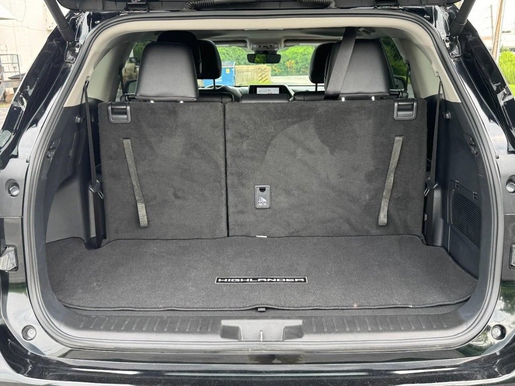 Used 2025 Toyota Highlander XLE AWD/4WD image 6