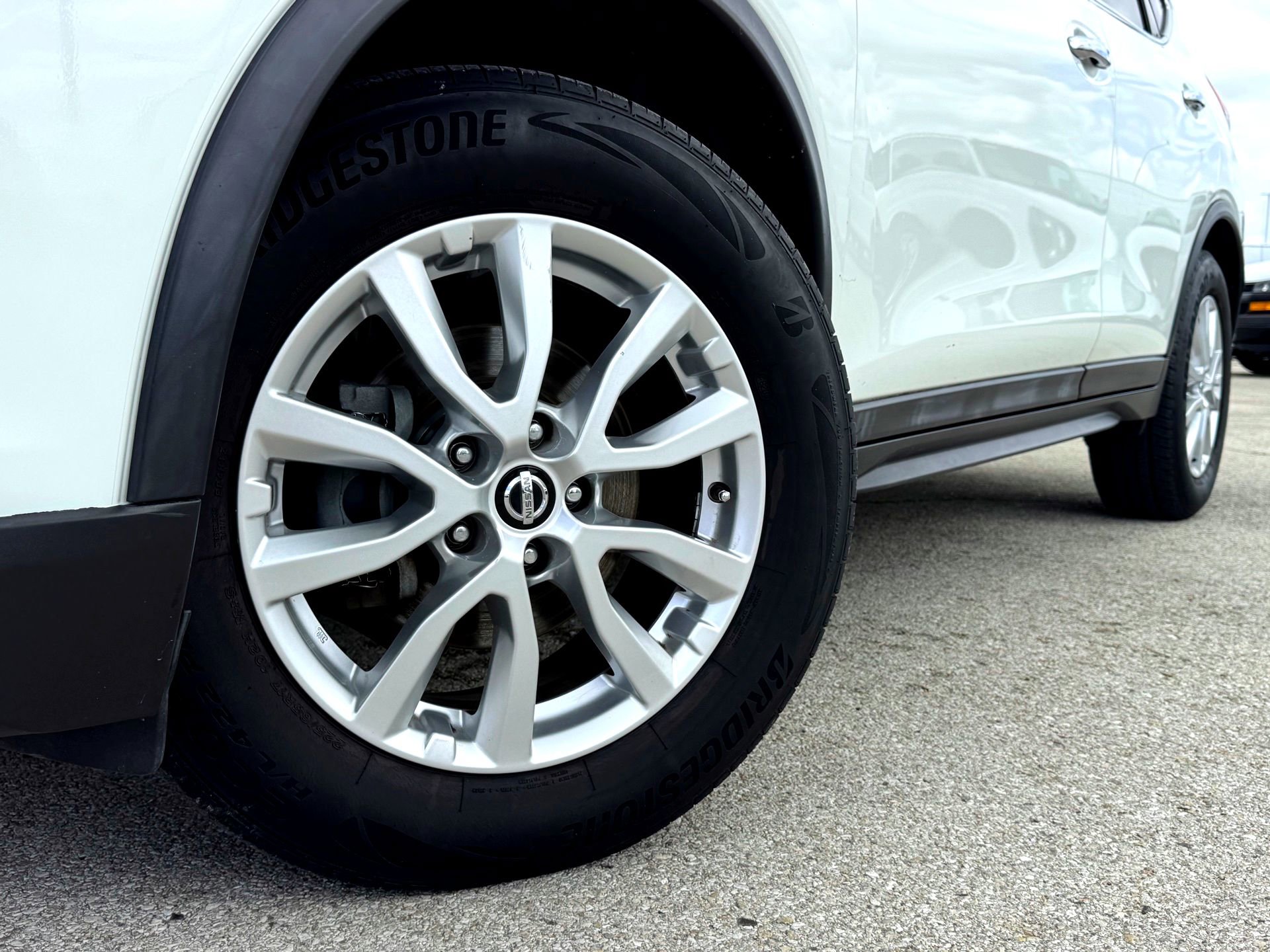 Used 2017 Nissan Rogue SV FWD image 2