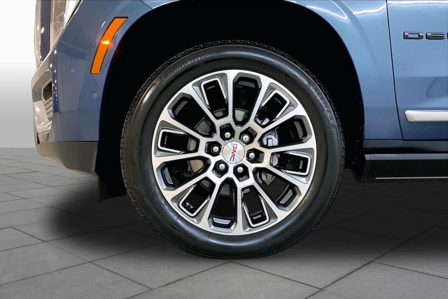Used 2025 GMC Yukon XL Denali w/ Sun & Power Step Package AWD/4WD image 10
