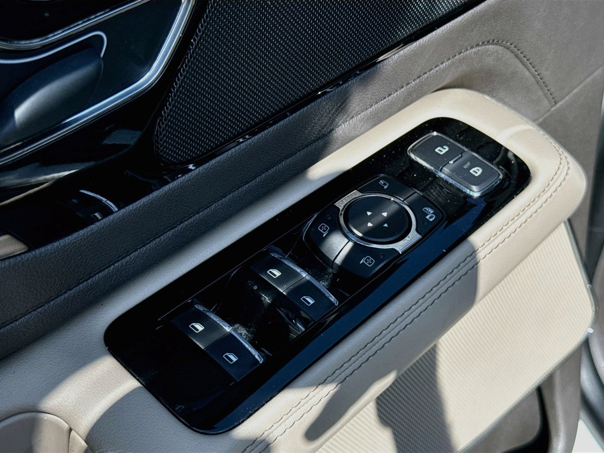 Used 2023 Lincoln Aviator 2WD w/ Premium Package image 25