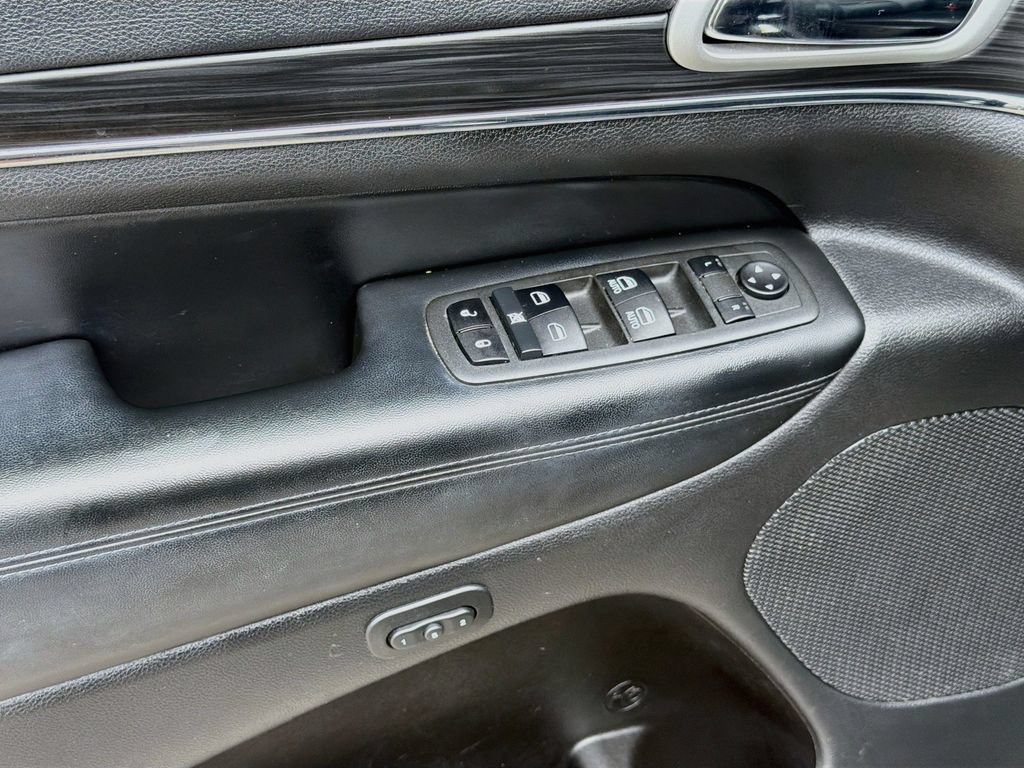 Used 2022 Jeep Grand Cherokee Limited w/ Technology Group AWD/4WD image 19