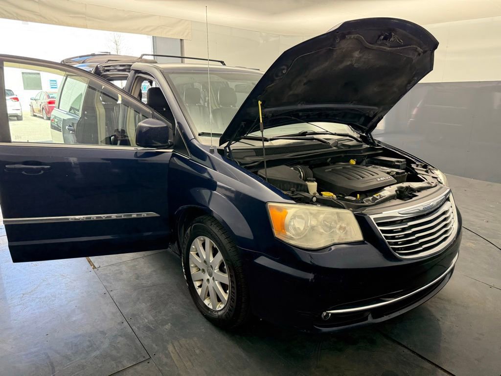 Used 2014 Chrysler Town & Country Touring image 14