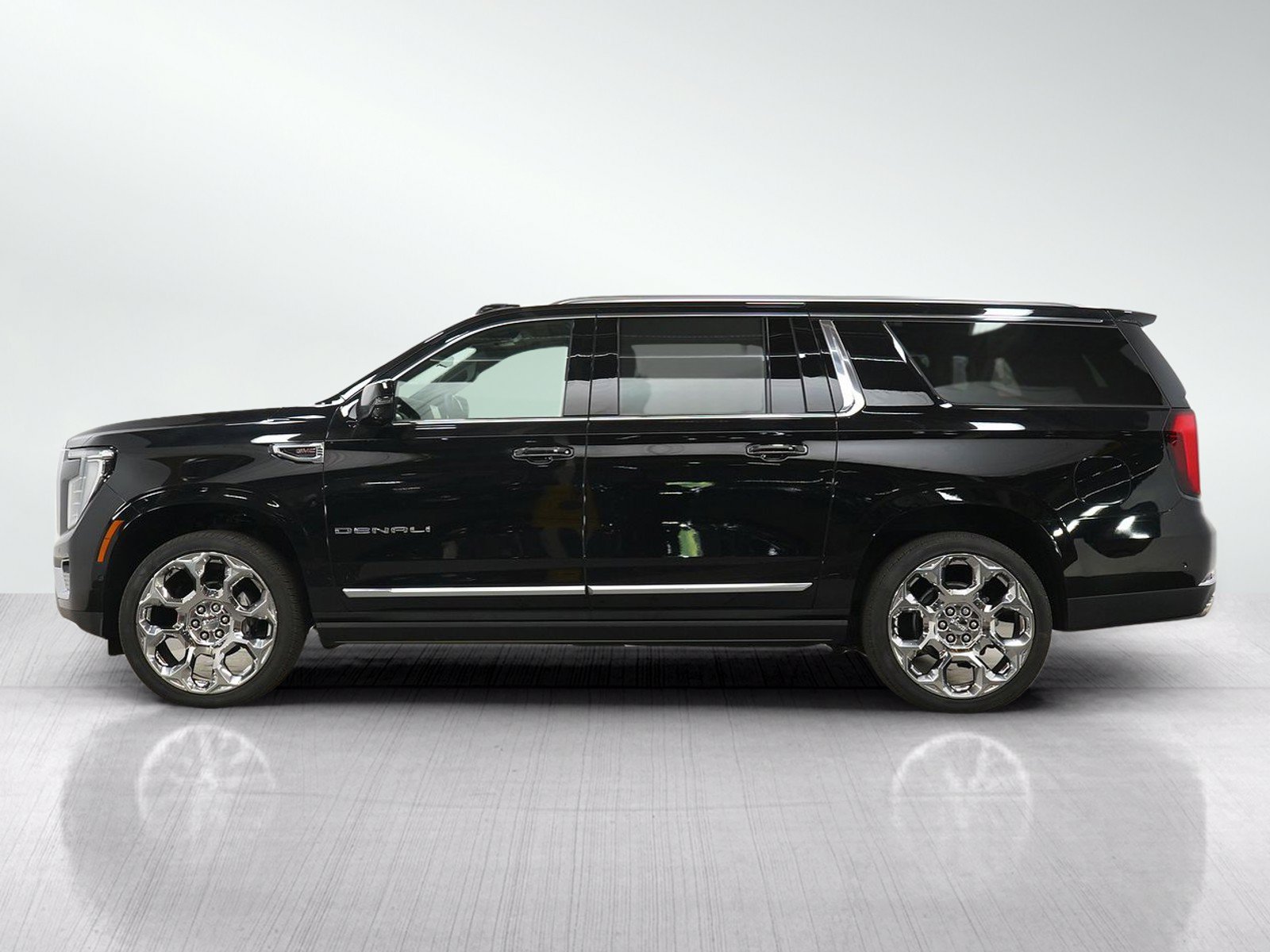 Used 2025 GMC Yukon XL Denali w/ Denali Reserve Package AWD/4WD image 2