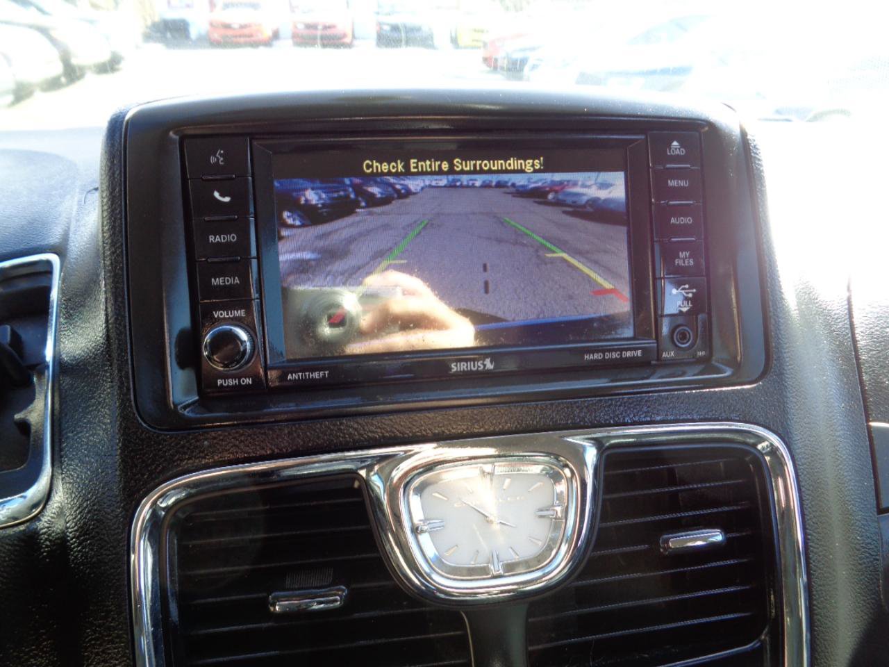 Used 2016 Chrysler Town & Country Touring-L image 48