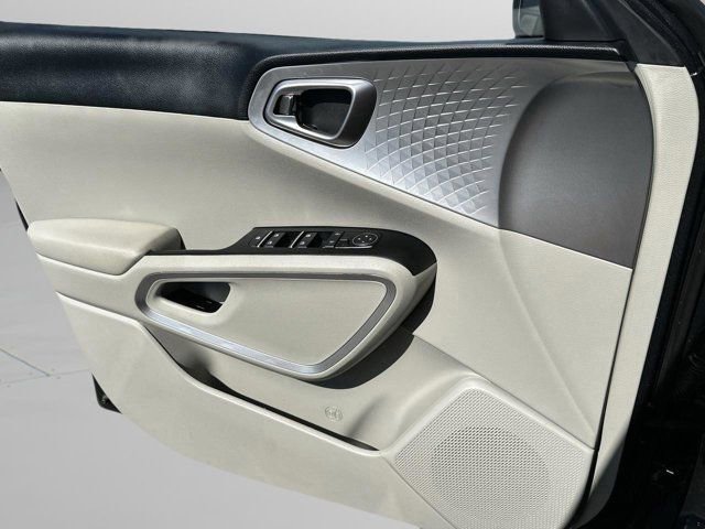 Used 2025 Kia Soul LX w/ LX Technology Package FWD image 19