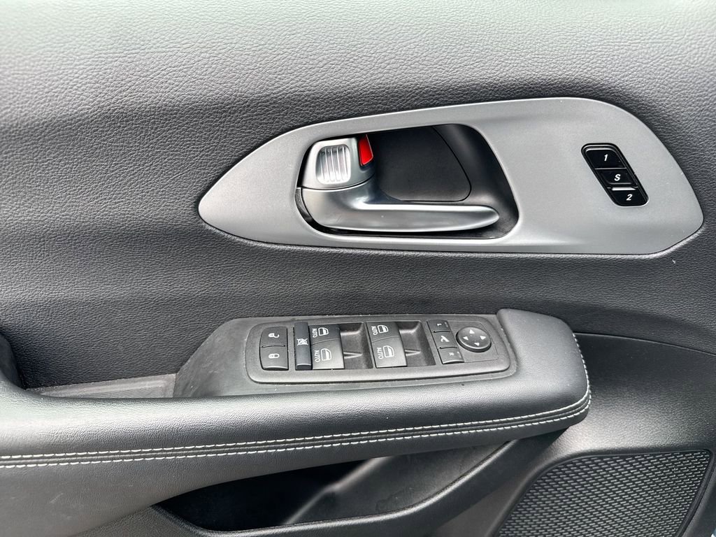 Used 2025 Chrysler Pacifica Limited image 22