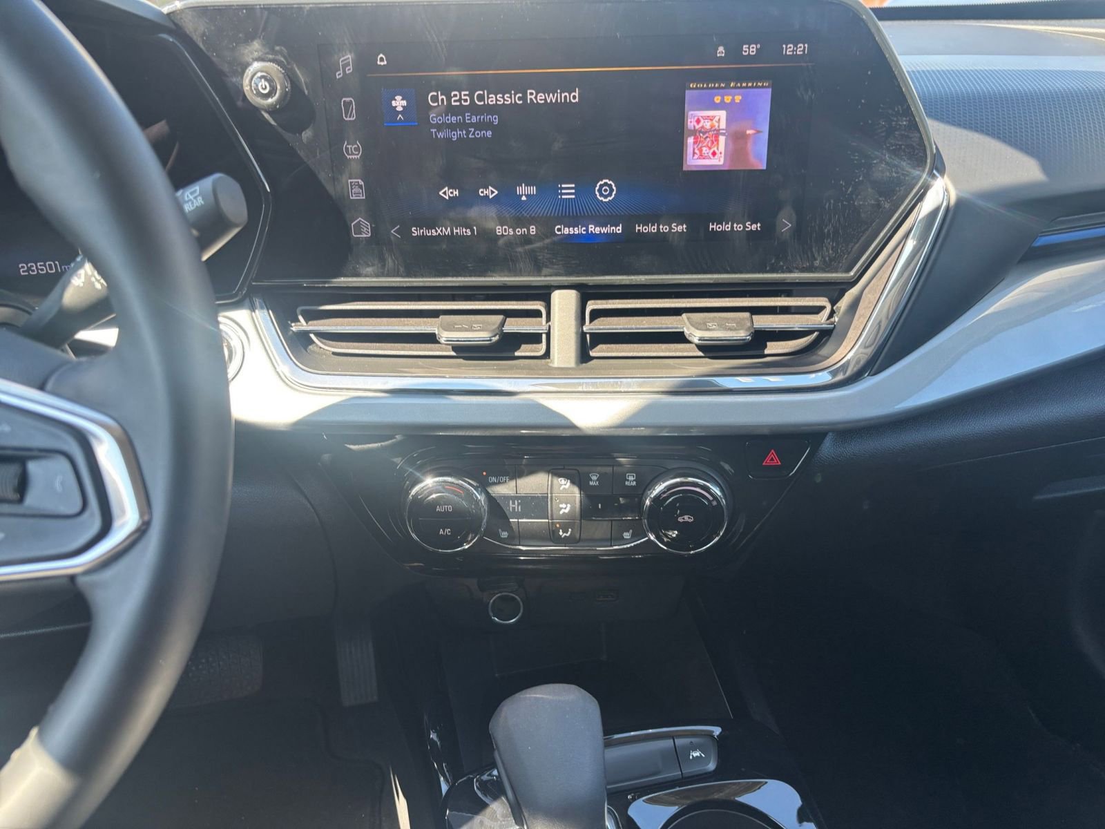 Used 2025 Chevrolet Trax LT w/ LT Convenience Package FWD image 17