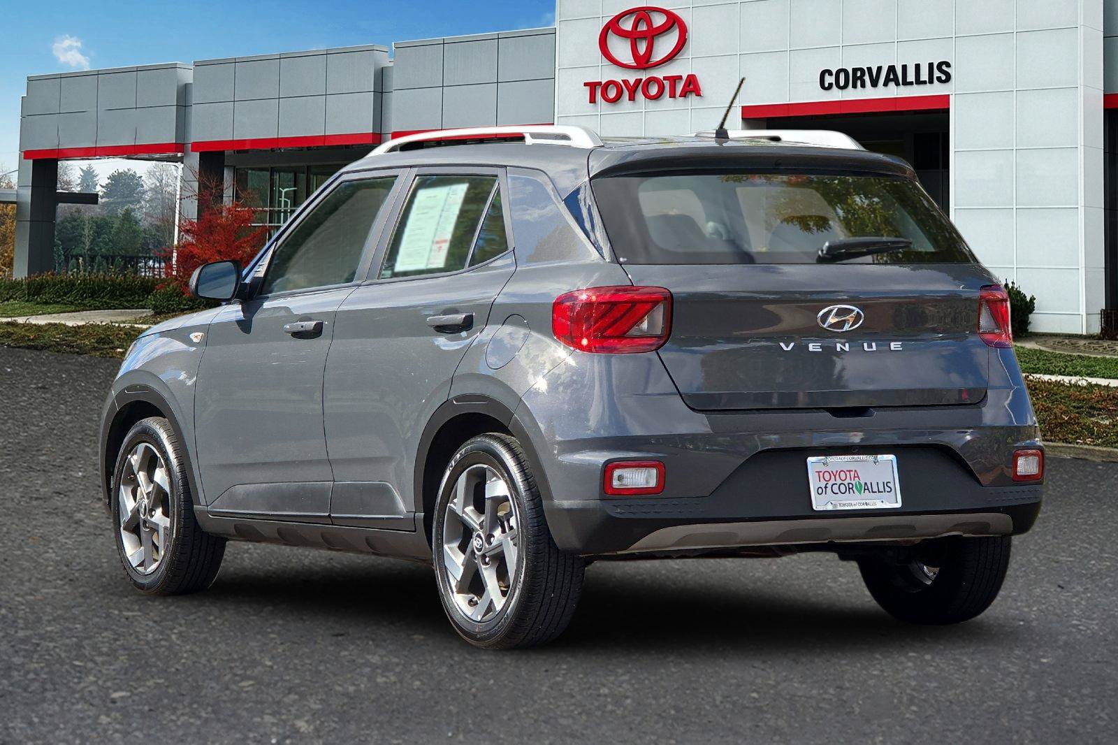 Used 2025 Hyundai Venue SEL FWD image 6