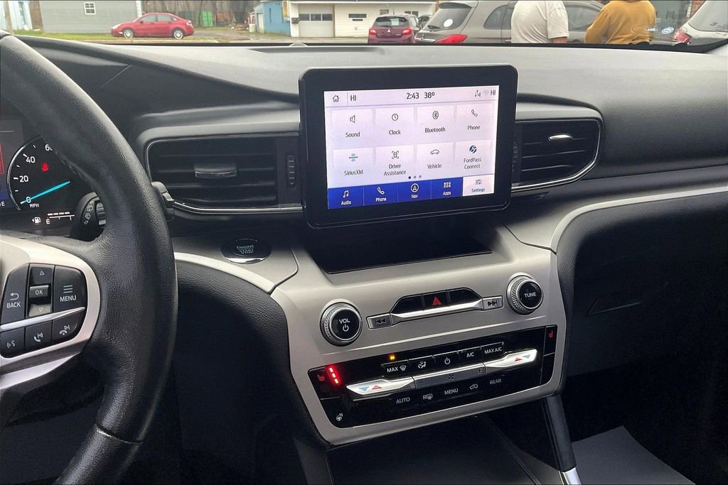 Used 2022 Ford Explorer XLT w/ Equipment Group 202A image 6