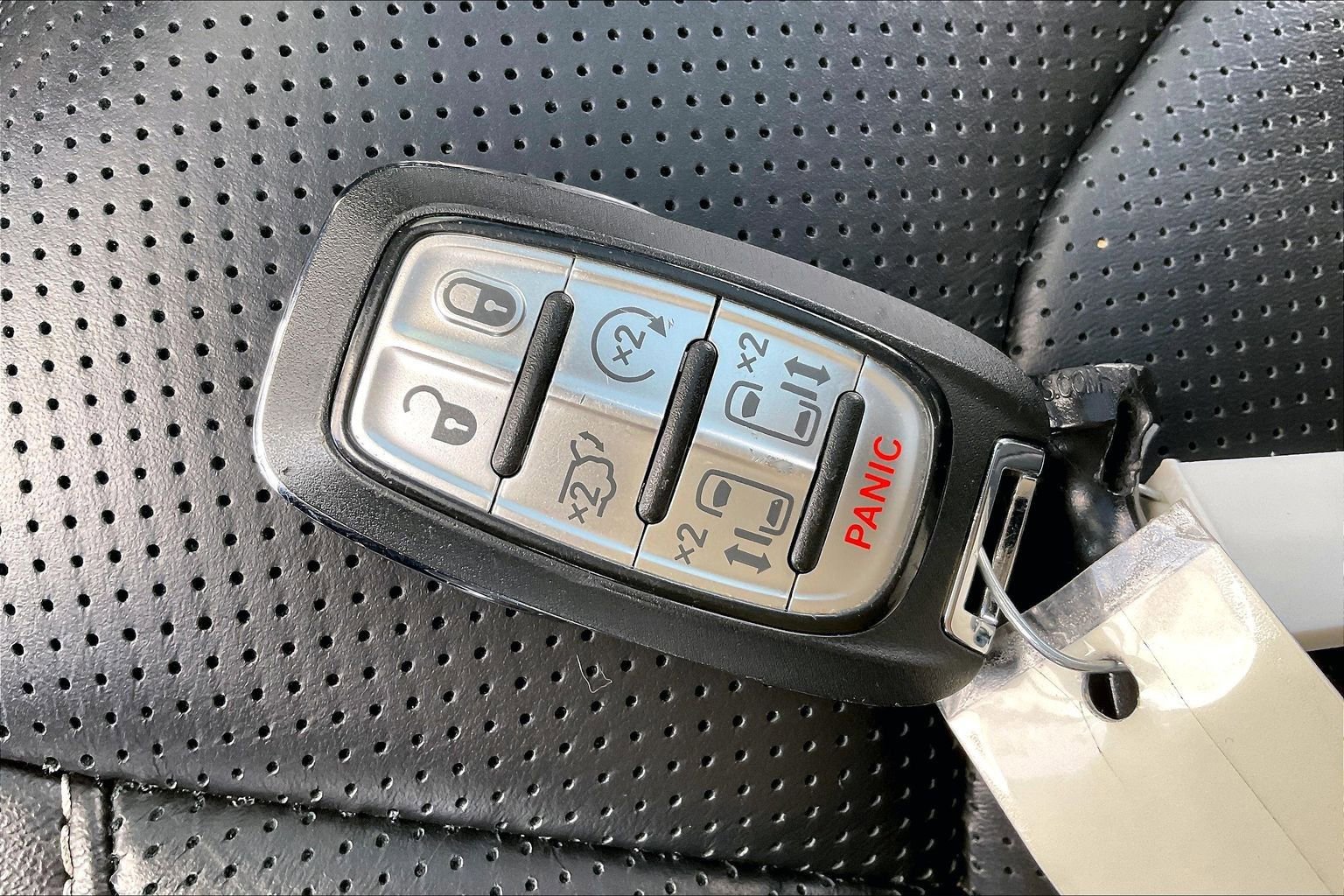 Used 2025 Chrysler Pacifica Limited image 9