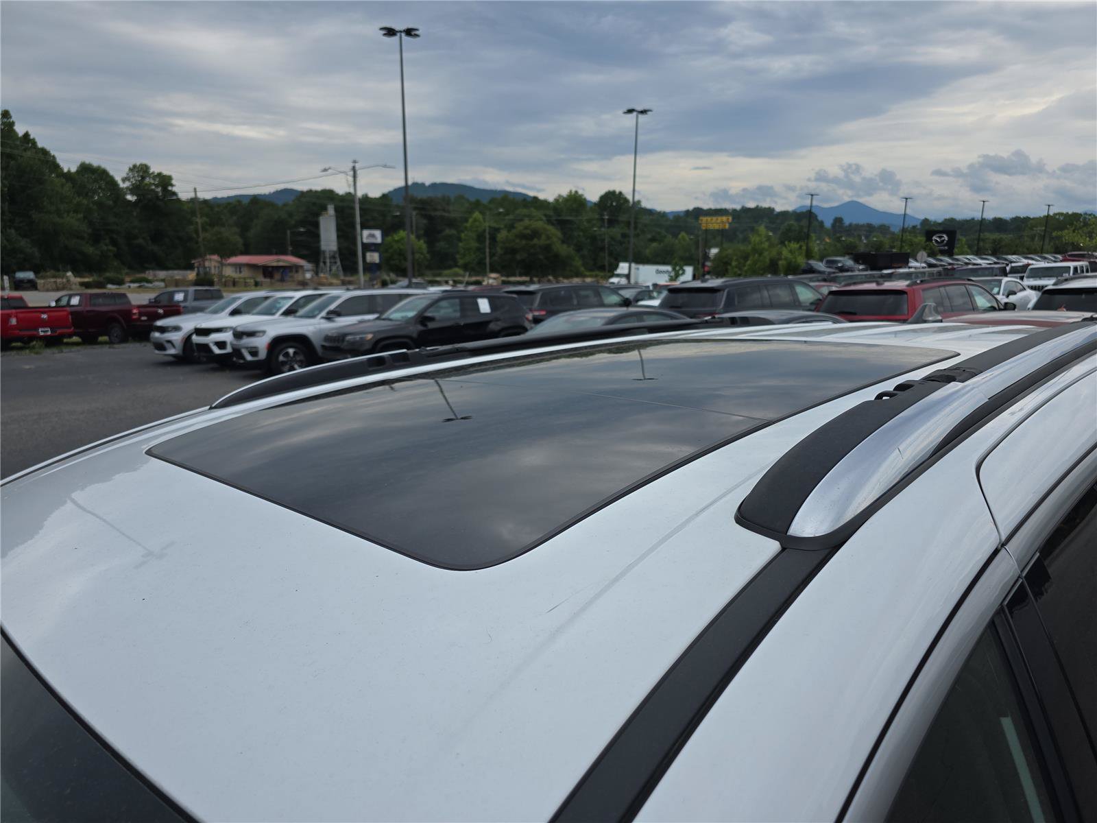 Used 2025 Chrysler Pacifica Pinnacle w/ Trailer Tow Group AWD/4WD image 11