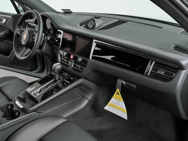 Certified 2026 Porsche Macan AWD/4WD image 24