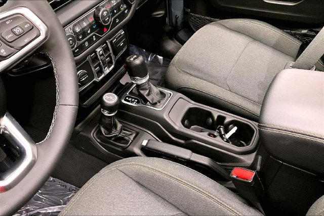 Used 2026 Jeep Wrangler Unlimited Sahara AWD/4WD image 18