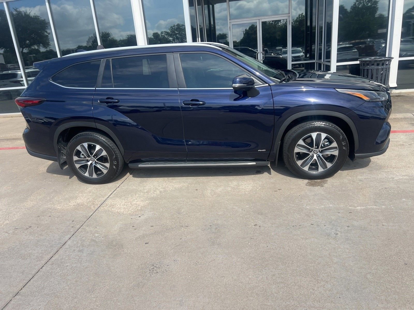 Used 2025 Toyota Highlander XLE AWD/4WD image 6