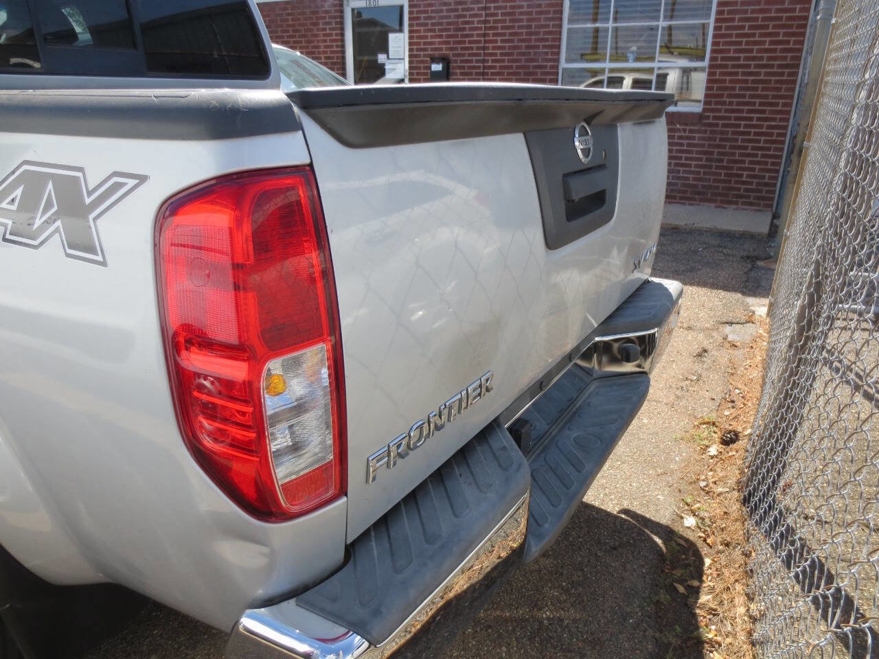 Used 2019 Nissan Frontier SV image 5