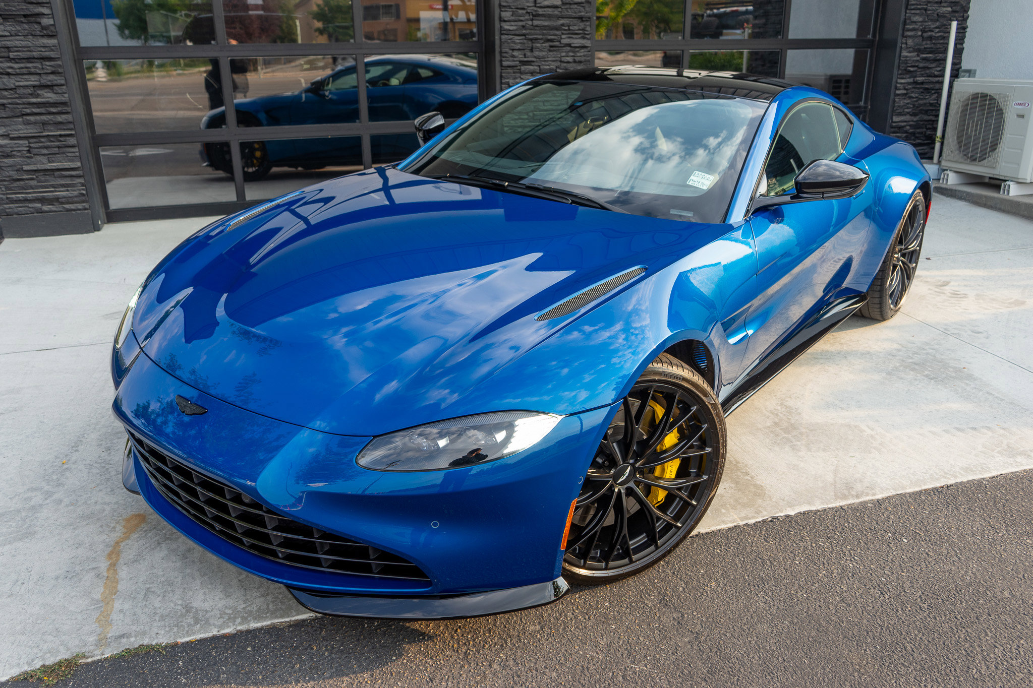 Used 2022 Aston Martin V8 Vantage Coupe image 3