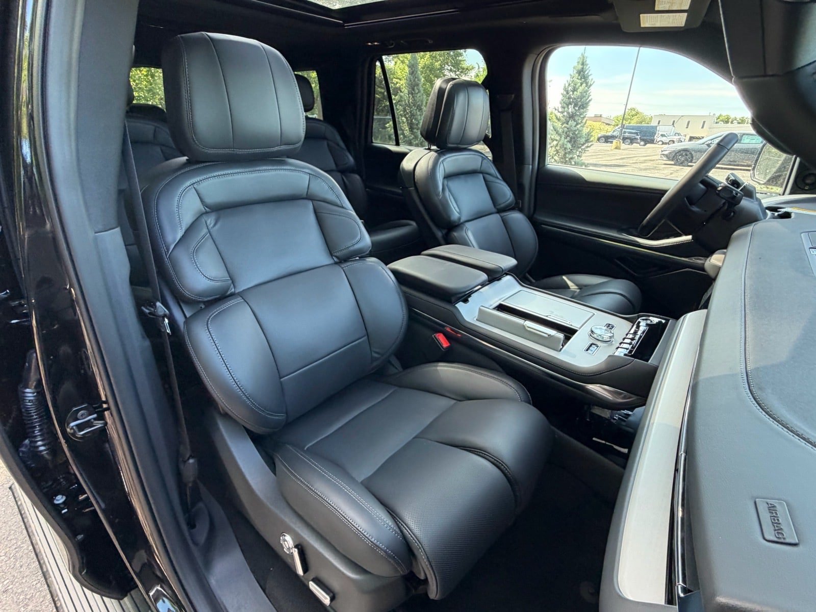 New 2026 Lincoln Navigator Reserve w/ Jet Appearance Package AWD/4WD image 12