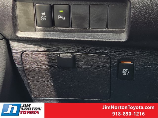 Used 2020 Toyota Sienna SE w/ SE Preferred Package FWD image 23