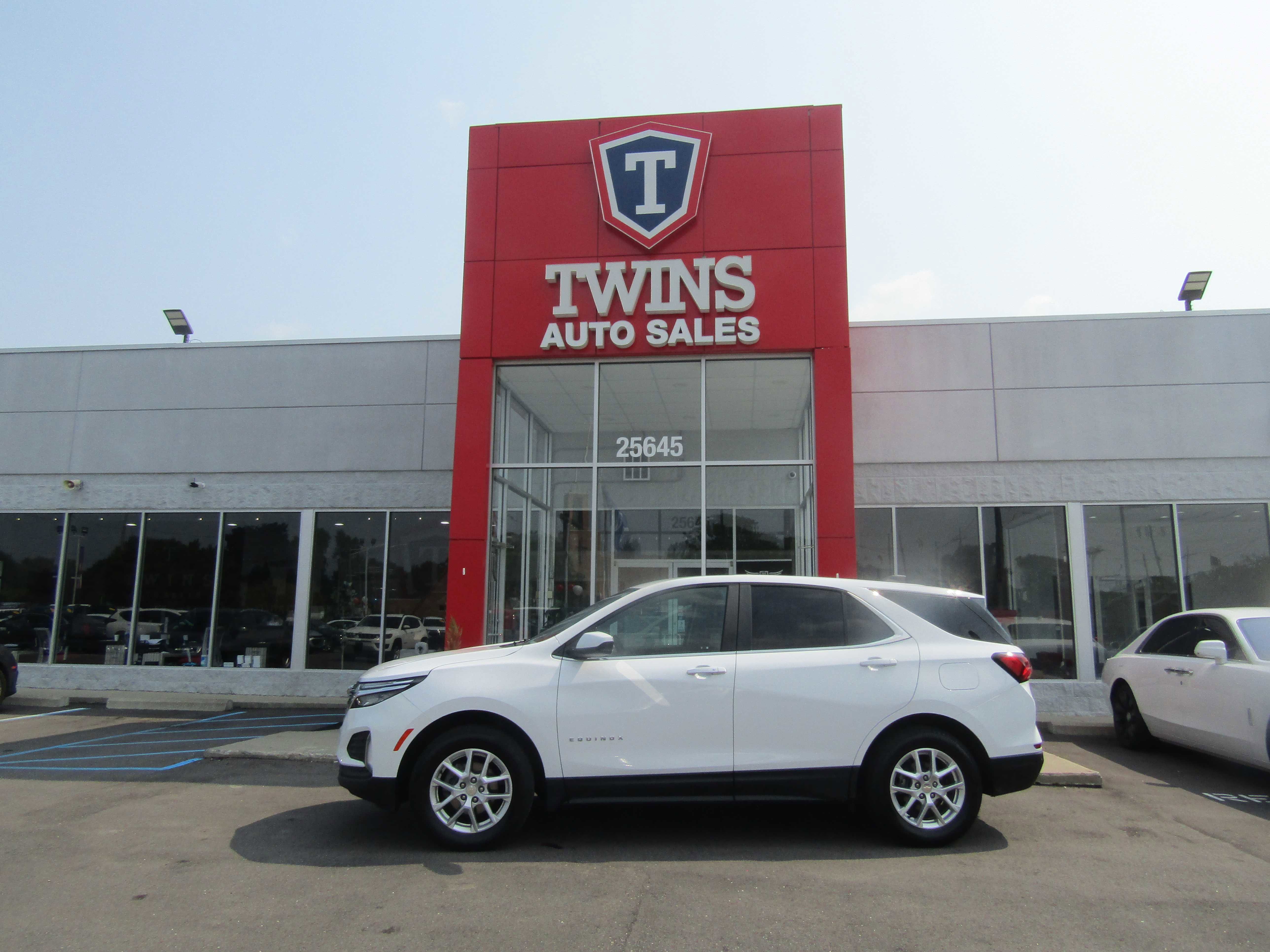 Used 2023 Chevrolet Equinox LT w/ LPO, Floor Liner Package AWD/4WD image 1