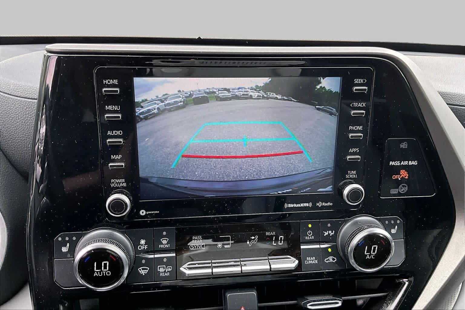 Used 2022 Toyota Highlander XLE AWD/4WD image 26