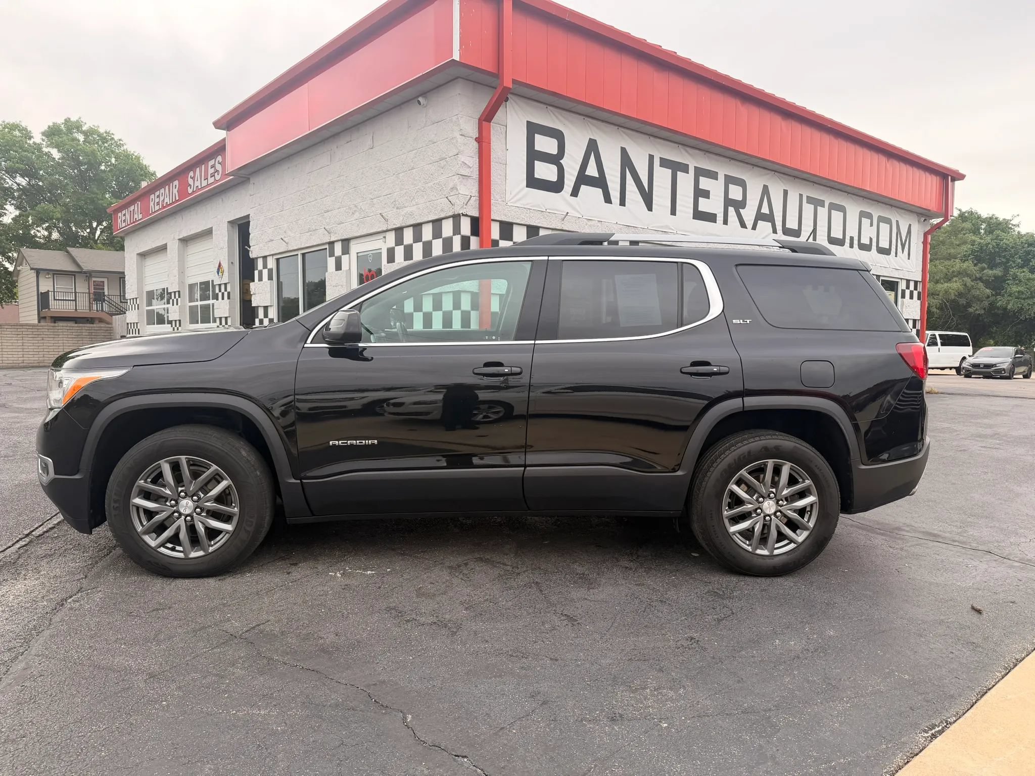 Used 2019 GMC Acadia SLT FWD image 2