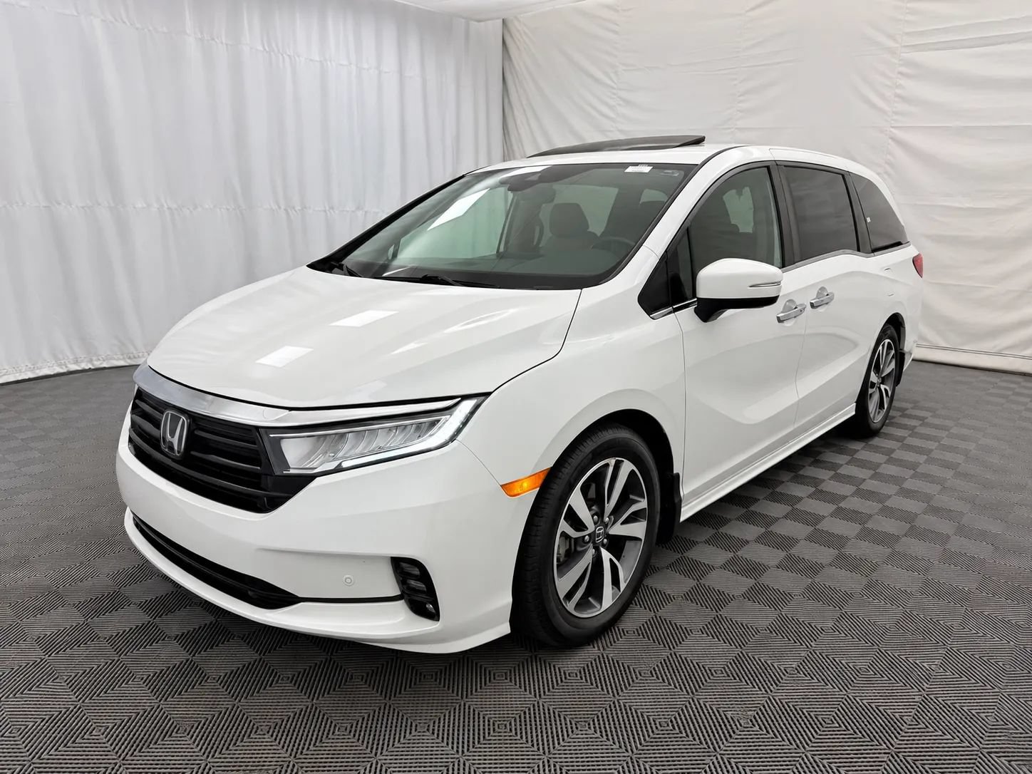 Used 2021 Honda Odyssey Touring image 2