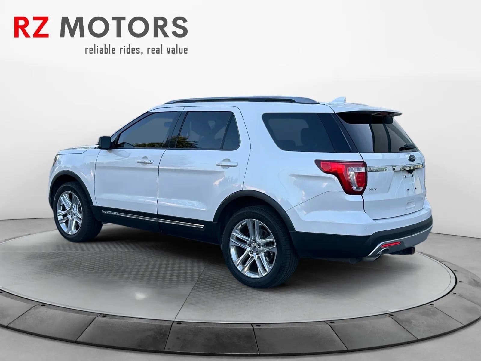 Used 2017 Ford Explorer XLT w/ Equipment Group 202A image 3