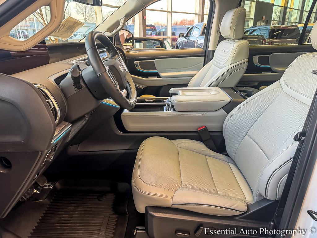 Used 2025 Ford Expedition Platinum w/ Platinum Ultimate Package AWD/4WD image 10