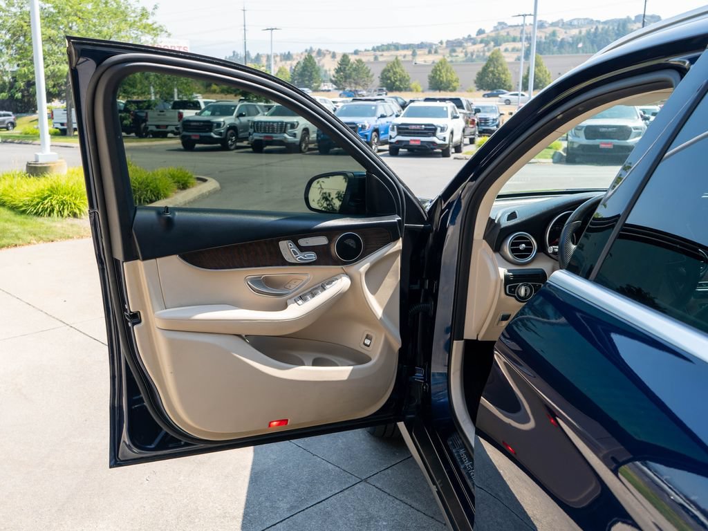 Used 2019 Mercedes-Benz GLC 300 4MATIC image 16