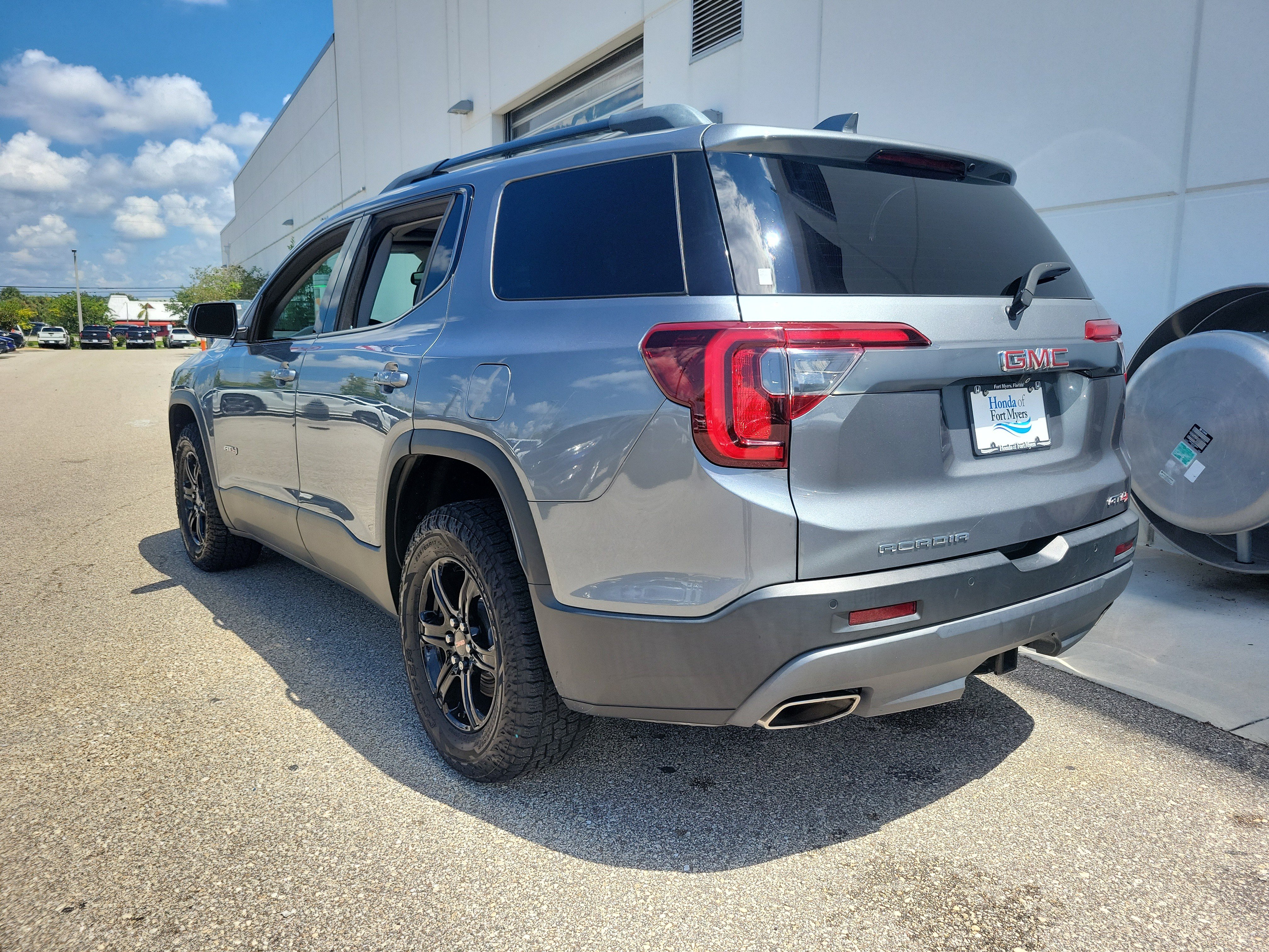 Used 2022 GMC Acadia AT4 w/ Preferred Package AWD/4WD image 4