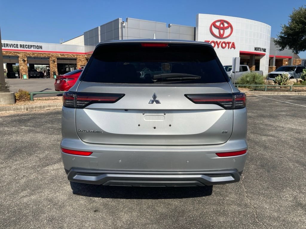 Used 2025 Mitsubishi Outlander SE FWD image 5