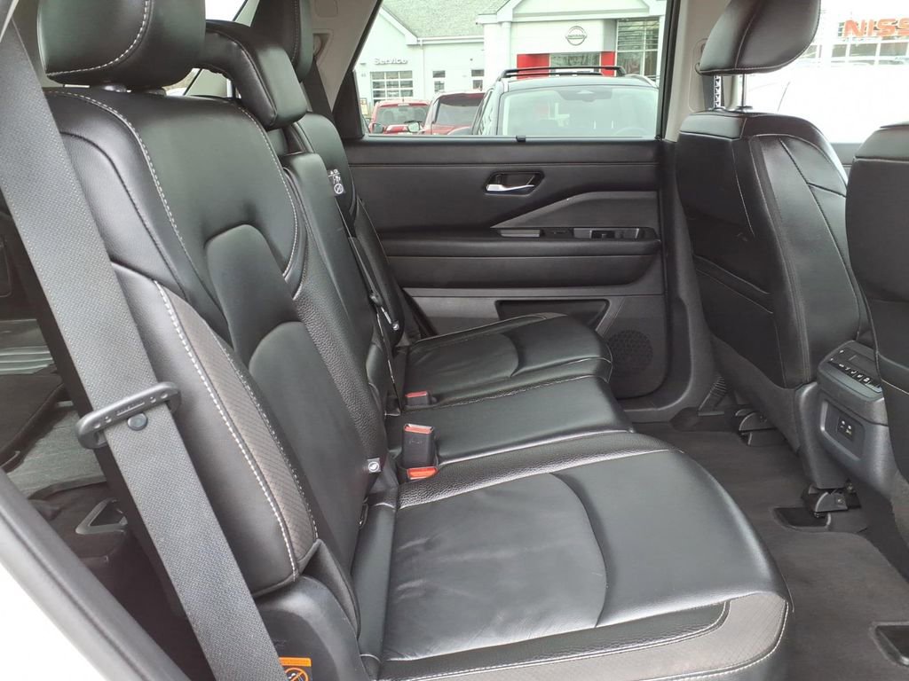 Certified 2023 Nissan Pathfinder SL w/ Lighting Package (N92) image 7
