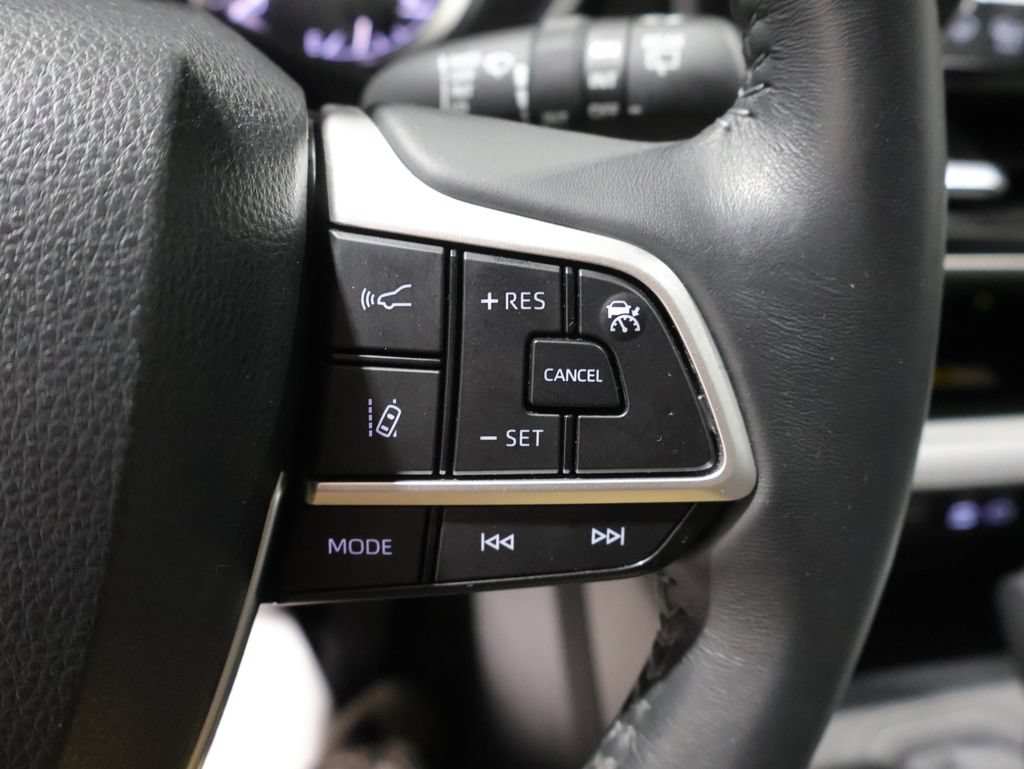 Used 2023 Toyota Highlander XLE AWD/4WD image 36
