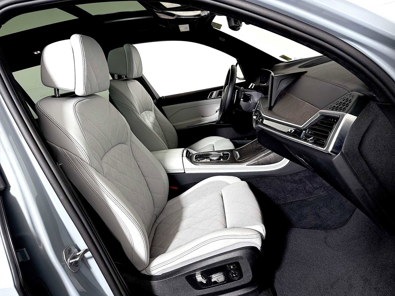 Certified 2025 BMW X7 xDrive40i w/ M Sport Package image 25