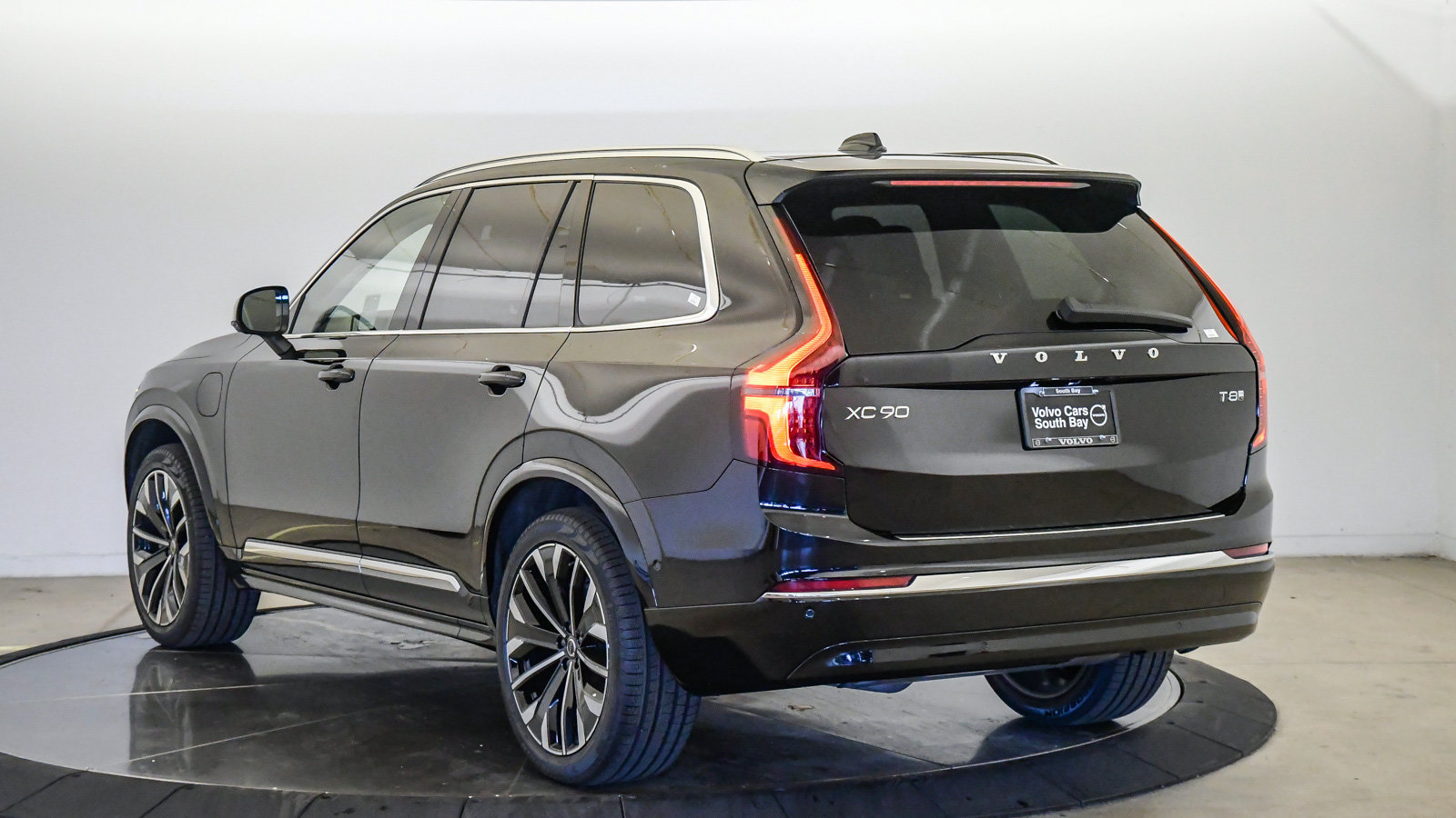 New 2026 Volvo XC90 T8 Plus w/ Protection Package AWD/4WD image 2