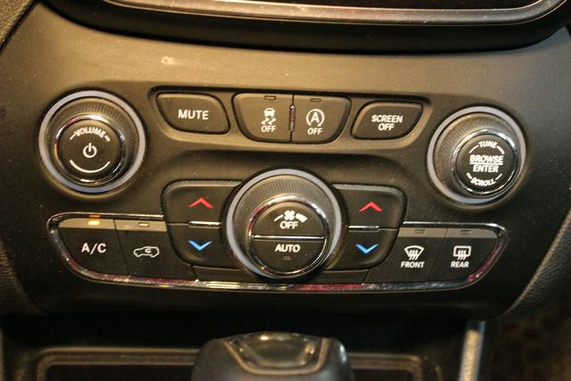 Used 2020 Jeep Cherokee Trailhawk w/ Comfort & Convenience Group image 25