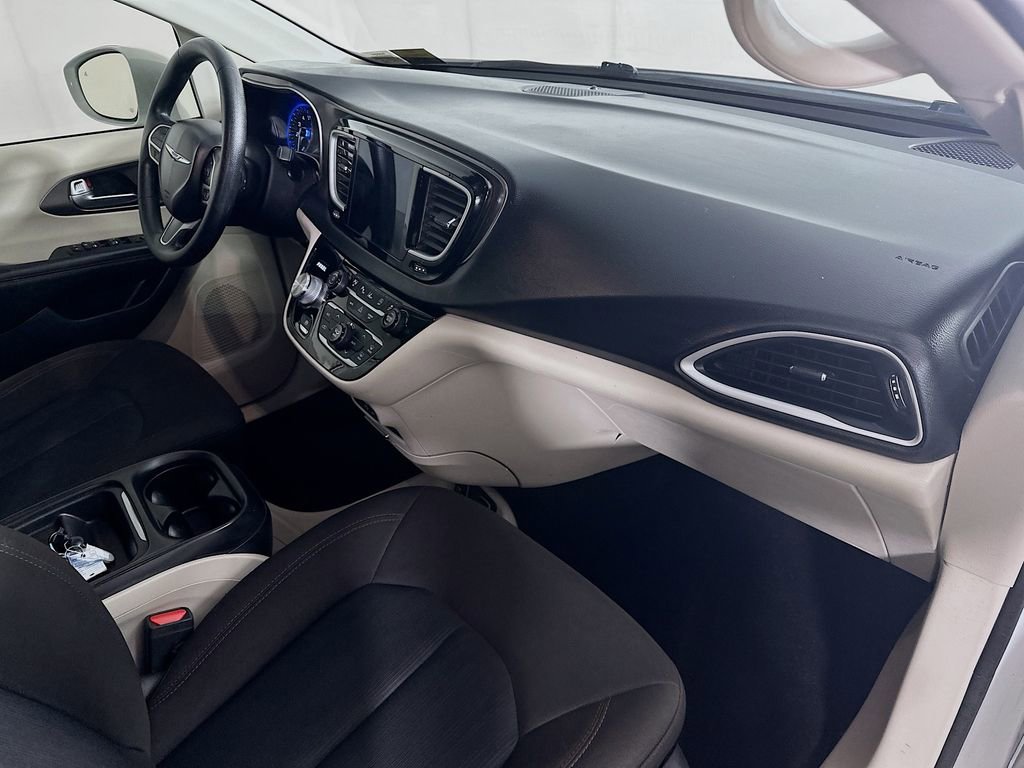 Used 2020 Chrysler Pacifica Touring w/ Advanced Safetytec Group image 29