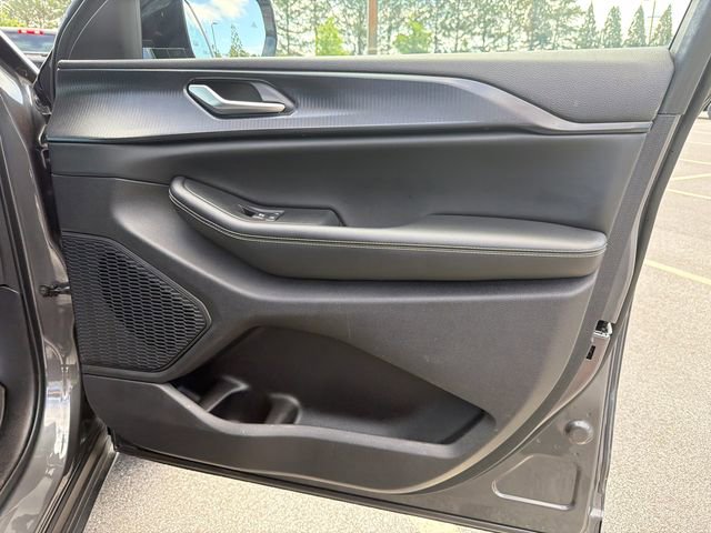 Used 2023 Jeep Grand Cherokee L Laredo RWD image 14