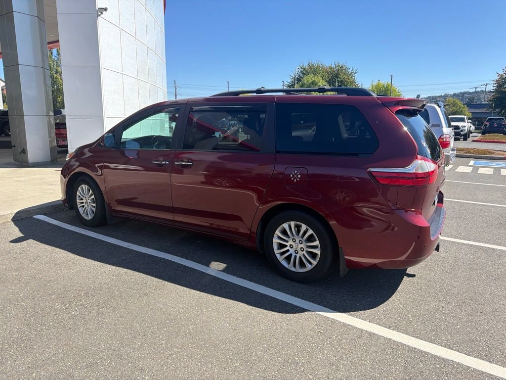 Used 2016 Toyota Sienna XLE w/ XLE Navigation Package FWD image 1