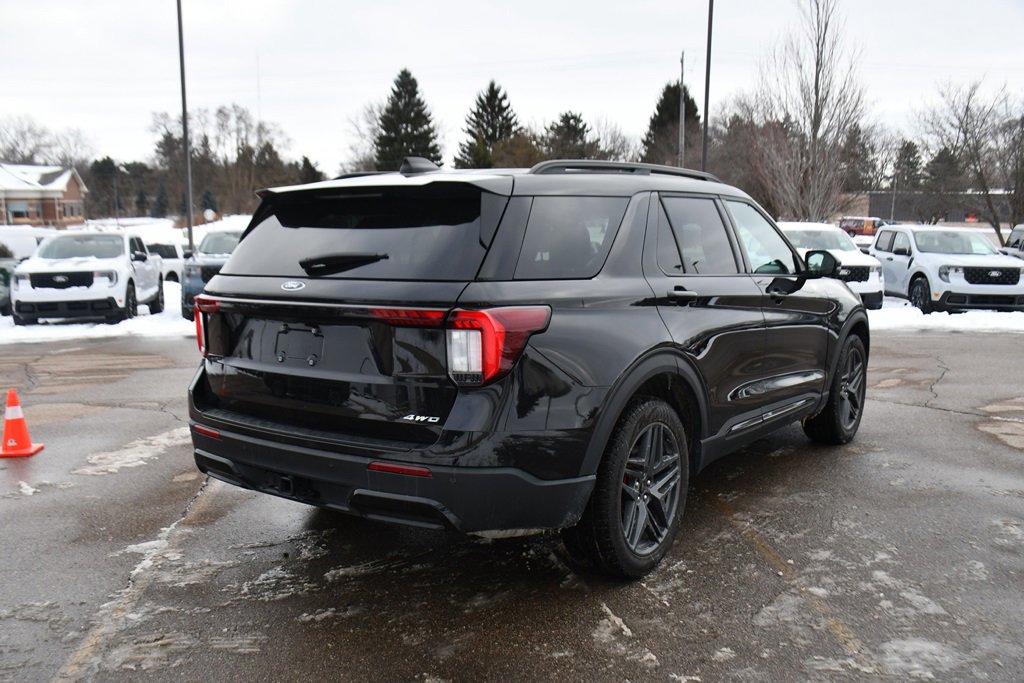 Used 2025 Ford Explorer ST-Line w/ ST-Line Street Pack image 6