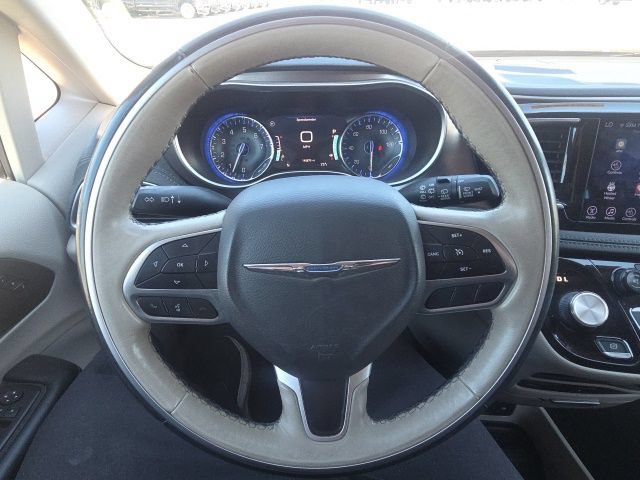 Used 2017 Chrysler Pacifica Limited w/ UConnect Theater Package FWD image 39
