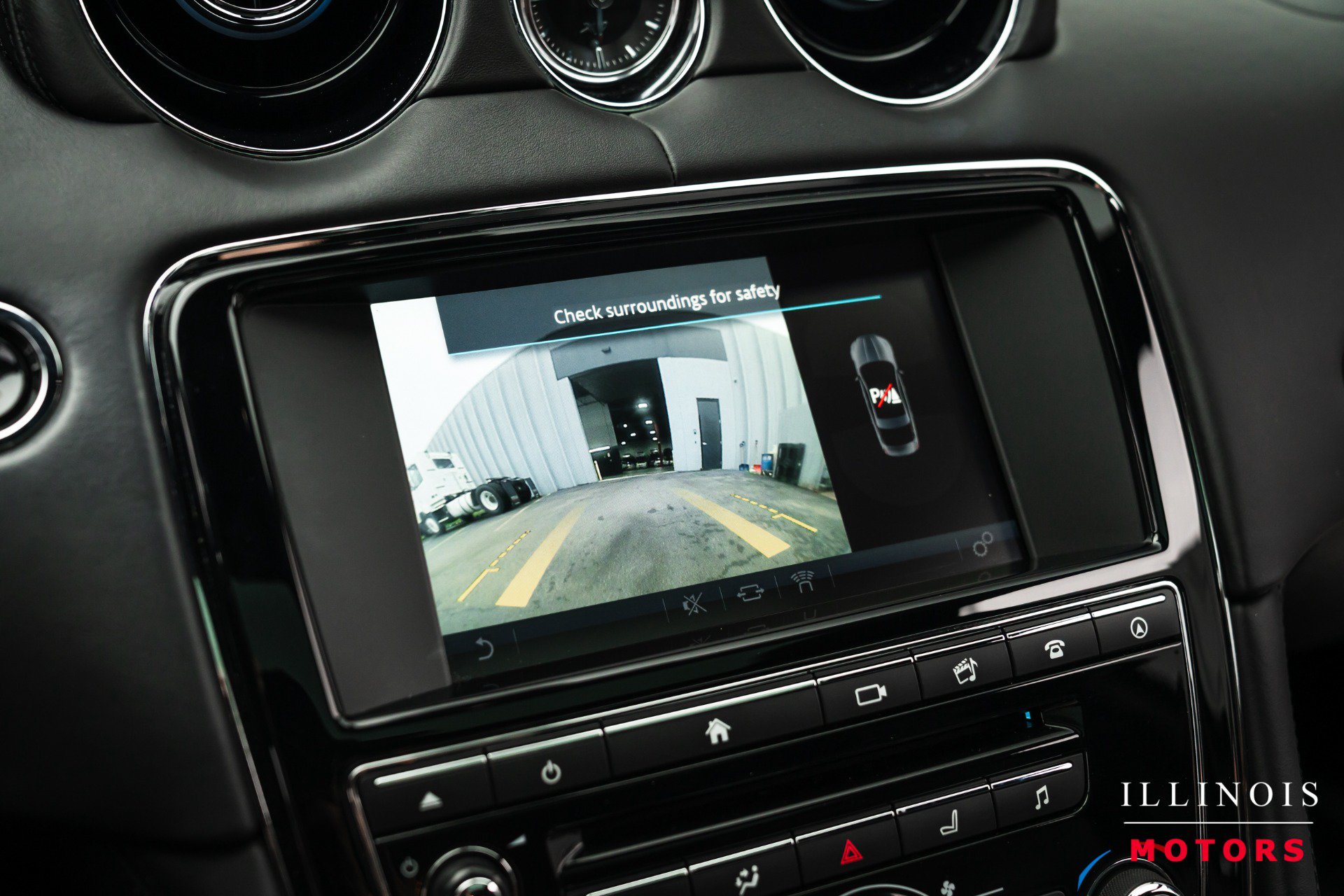 Used 2017 Jaguar XJ R RWD image 22